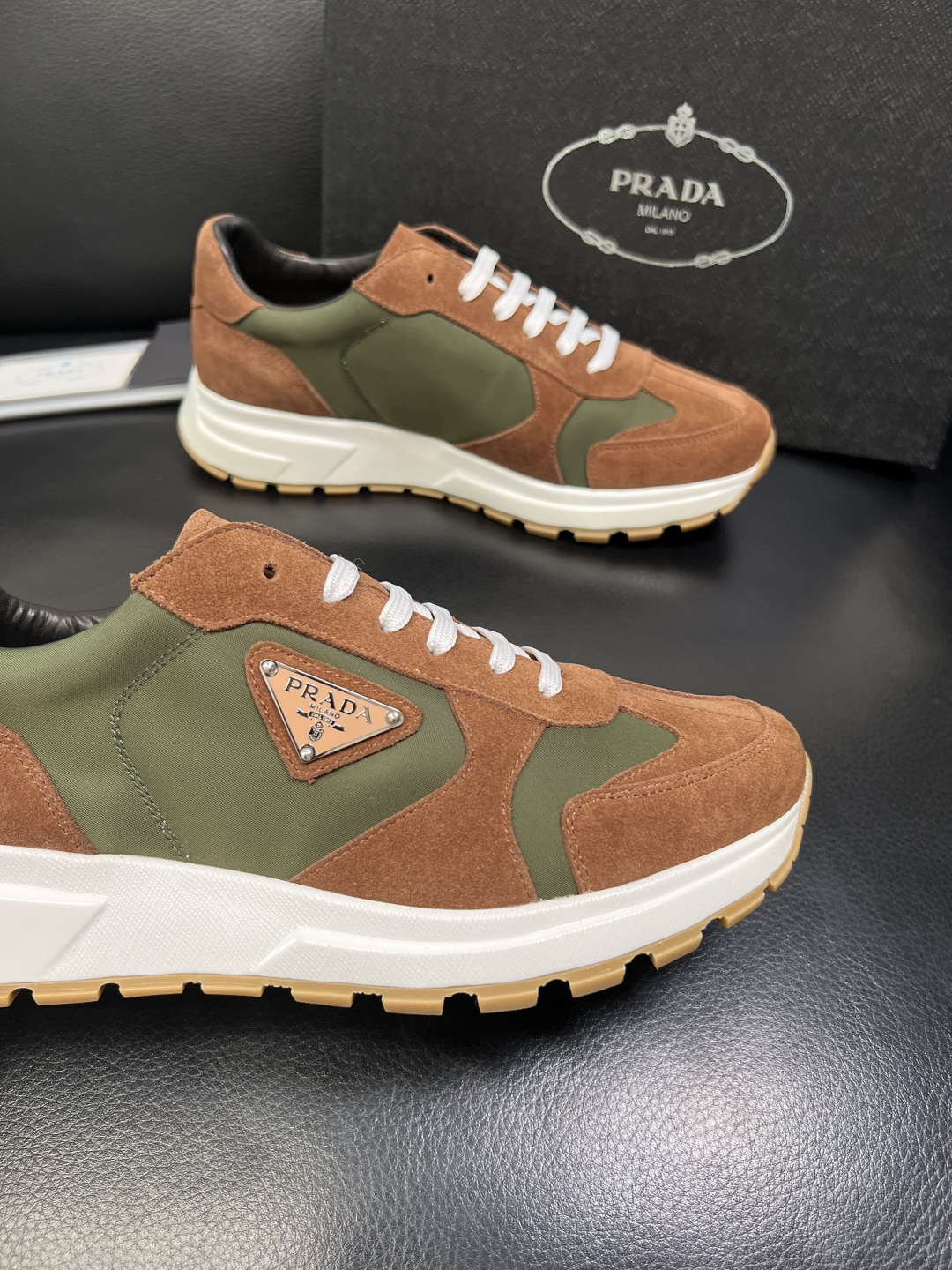 Prada 顶级工艺品，普拉达 专柜同步，原厂配置意大利进口牛皮面料，进口牛皮内里垫，透气舒适，鞋底：原