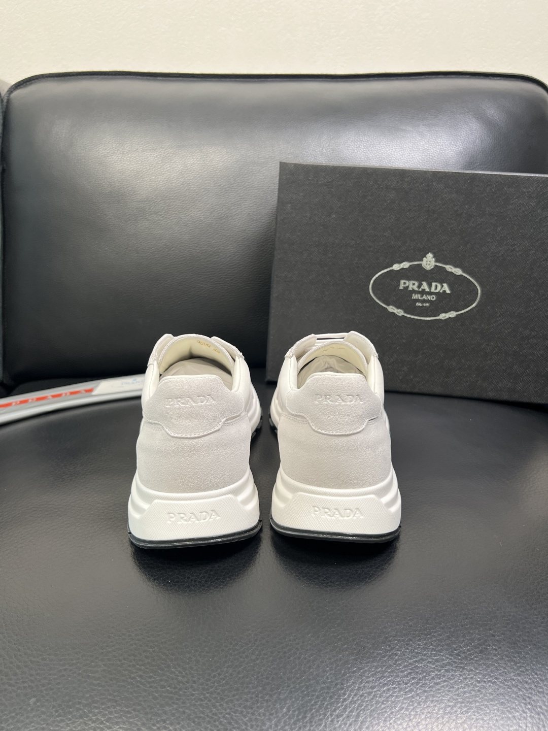 Prada 顶级工艺品，普拉达 专柜同步，原厂配置意大利进口牛皮面料，进口牛皮内里垫，透气舒适，鞋底：原