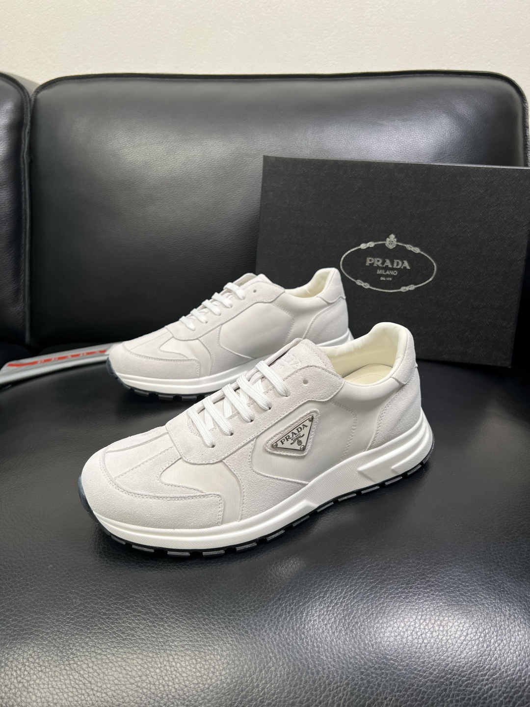 Prada 顶级工艺品，普拉达 专柜同步，原厂配置意大利进口牛皮面料，进口牛皮内里垫，透气舒适，鞋底：原