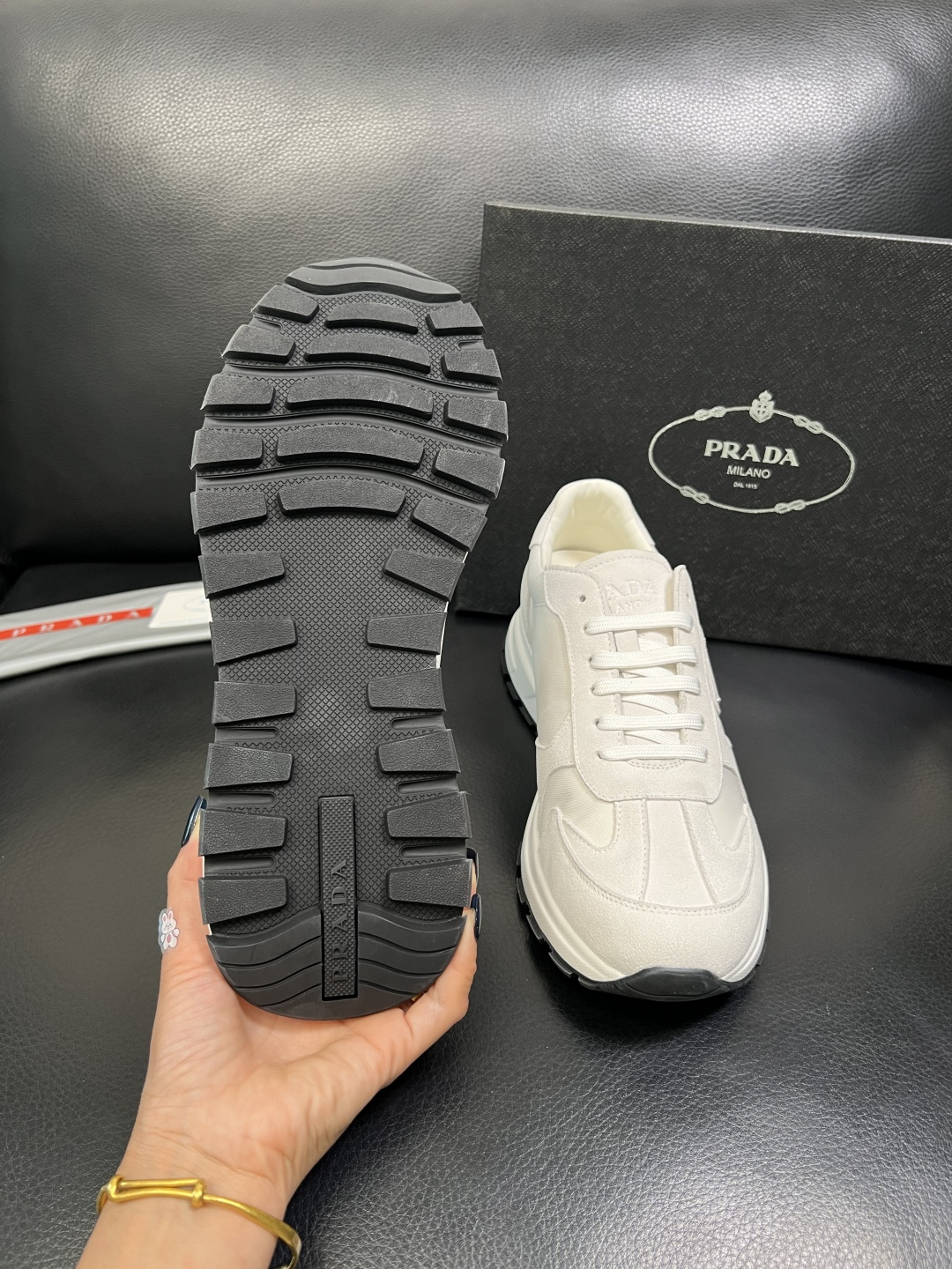 Prada 顶级工艺品，普拉达 专柜同步，原厂配置意大利进口牛皮面料，进口牛皮内里垫，透气舒适，鞋底：原