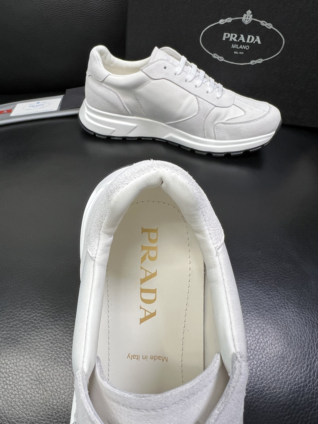 Prada 顶级工艺品，普拉达 专柜同步，原厂配置意大利进口牛皮面料，进口牛皮内里垫，透气舒适，鞋底：原