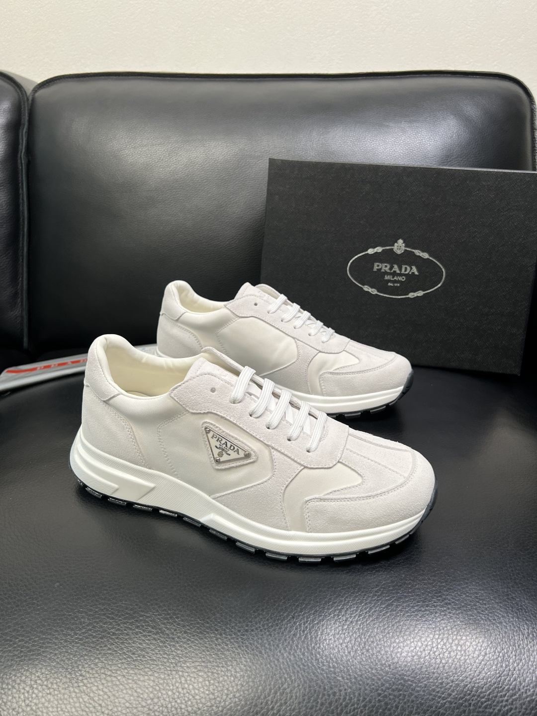 Prada 顶级工艺品，普拉达 专柜同步，原厂配置意大利进口牛皮面料，进口牛皮内里垫，透气舒适，鞋底：原