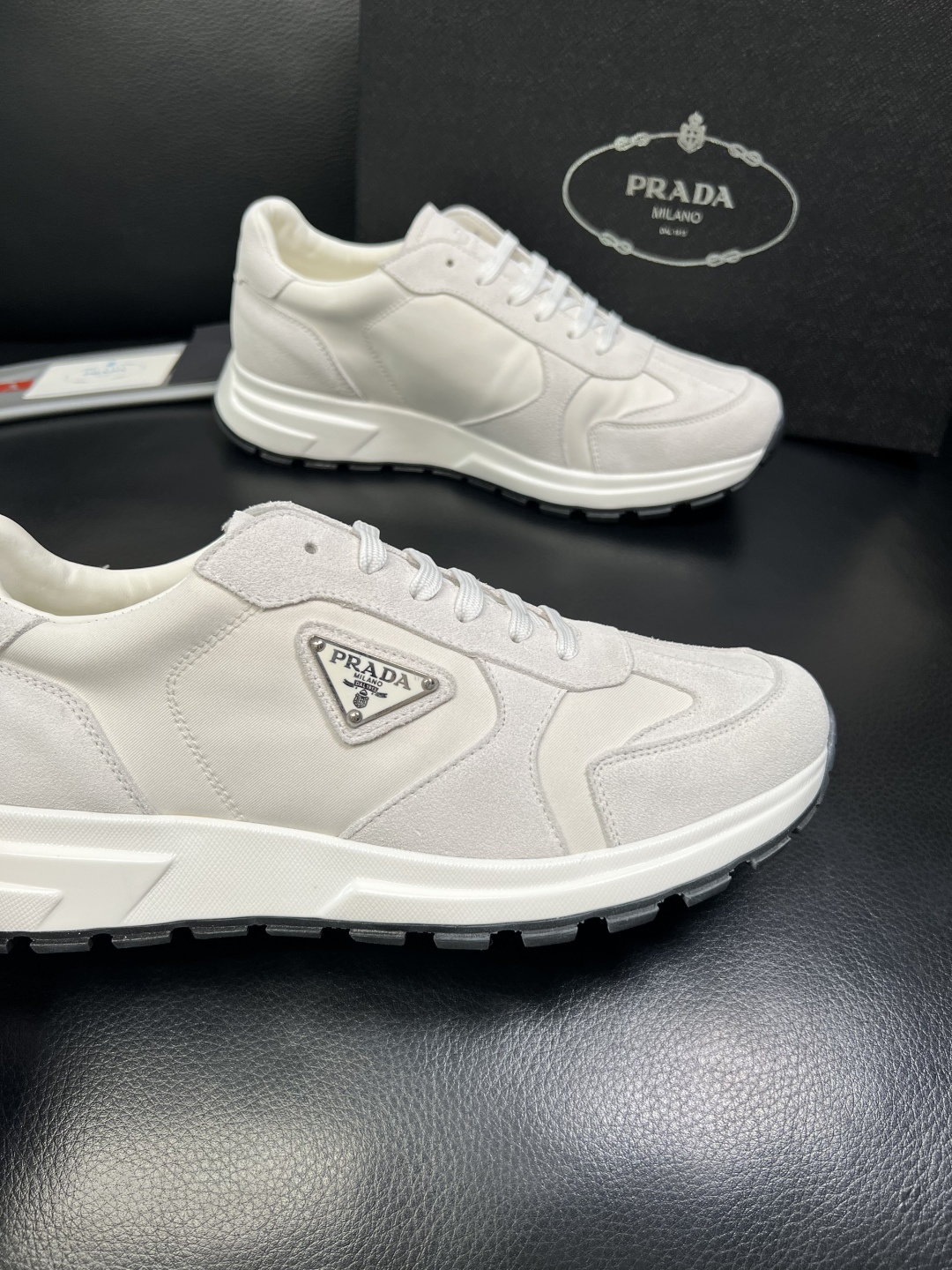 Prada 顶级工艺品，普拉达 专柜同步，原厂配置意大利进口牛皮面料，进口牛皮内里垫，透气舒适，鞋底：原