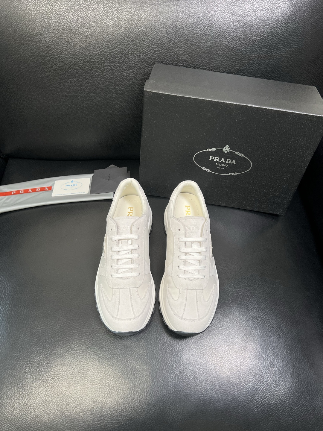 Prada 顶级工艺品，普拉达 专柜同步，原厂配置意大利进口牛皮面料，进口牛皮内里垫，透气舒适，鞋底：原