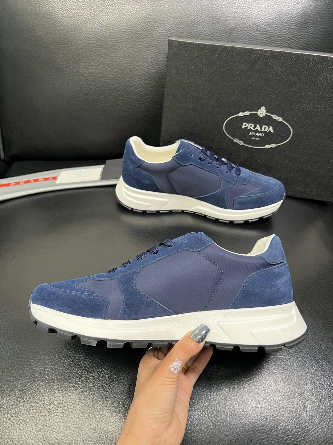 Prada 顶级工艺品，普拉达 专柜同步，原厂配置意大利进口牛皮面料，进口牛皮内里垫，透气舒适，鞋底：原