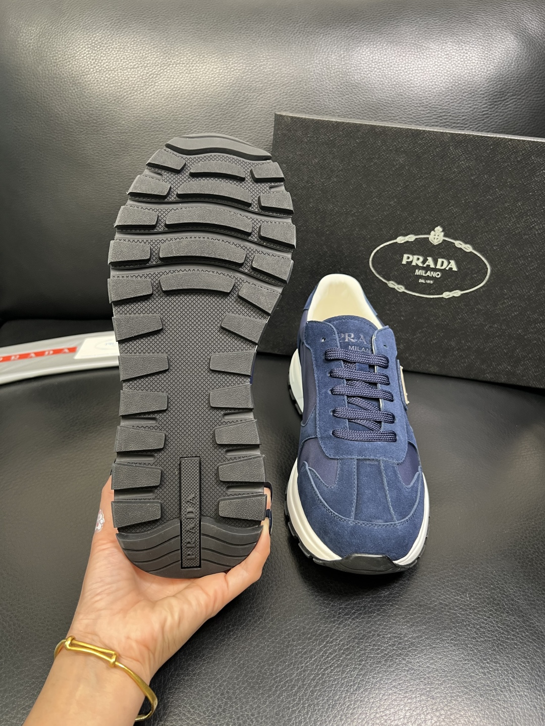 Prada 顶级工艺品，普拉达 专柜同步，原厂配置意大利进口牛皮面料，进口牛皮内里垫，透气舒适，鞋底：原