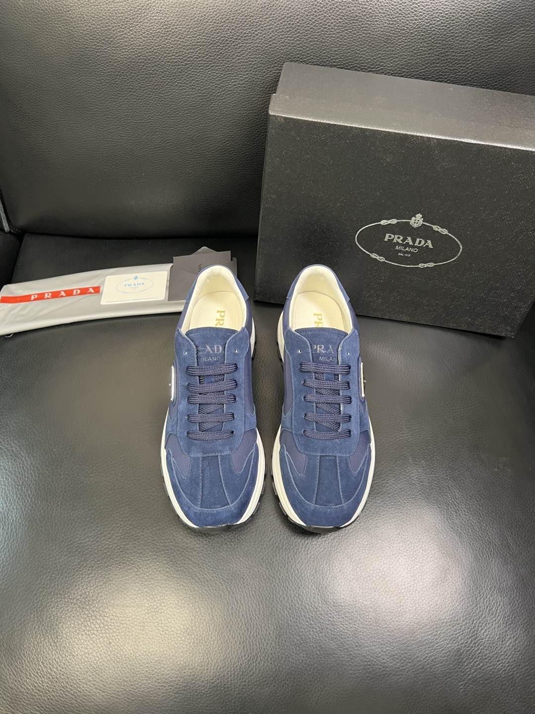 Prada 顶级工艺品，普拉达 专柜同步，原厂配置意大利进口牛皮面料，进口牛皮内里垫，透气舒适，鞋底：原