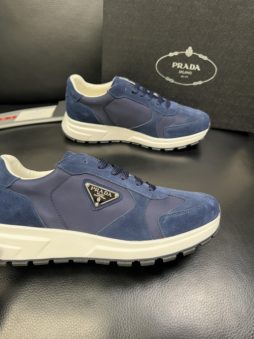 Prada 顶级工艺品，普拉达 专柜同步，原厂配置意大利进口牛皮面料，进口牛皮内里垫，透气舒适，鞋底：原