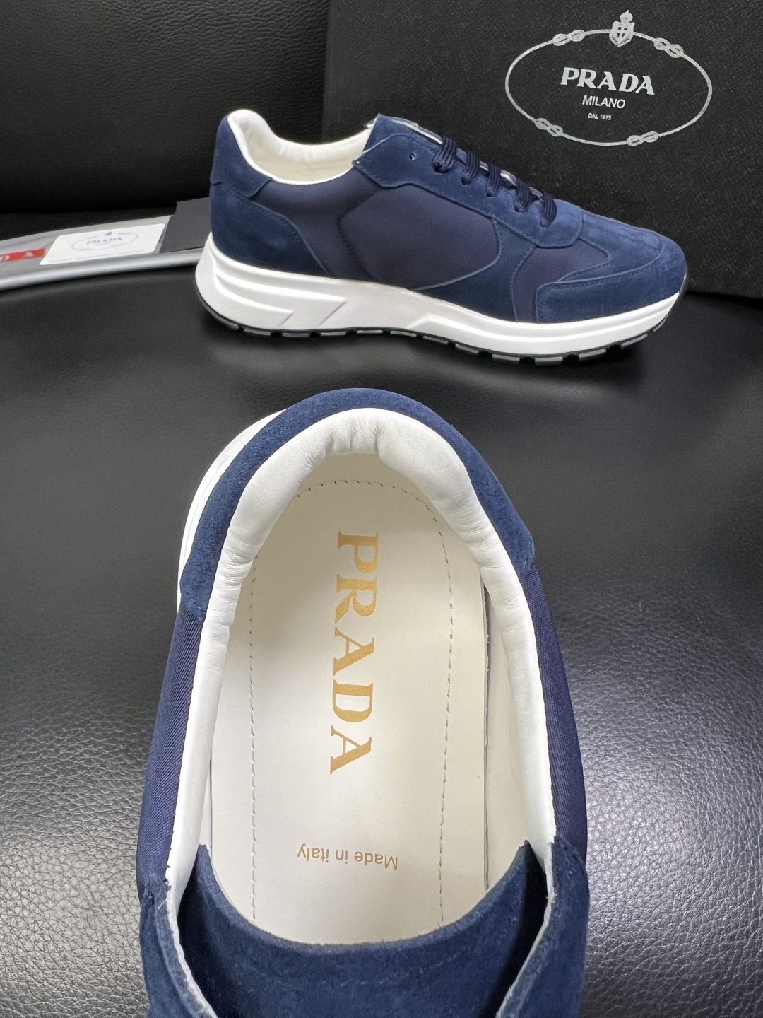 Prada 顶级工艺品，普拉达 专柜同步，原厂配置意大利进口牛皮面料，进口牛皮内里垫，透气舒适，鞋底：原