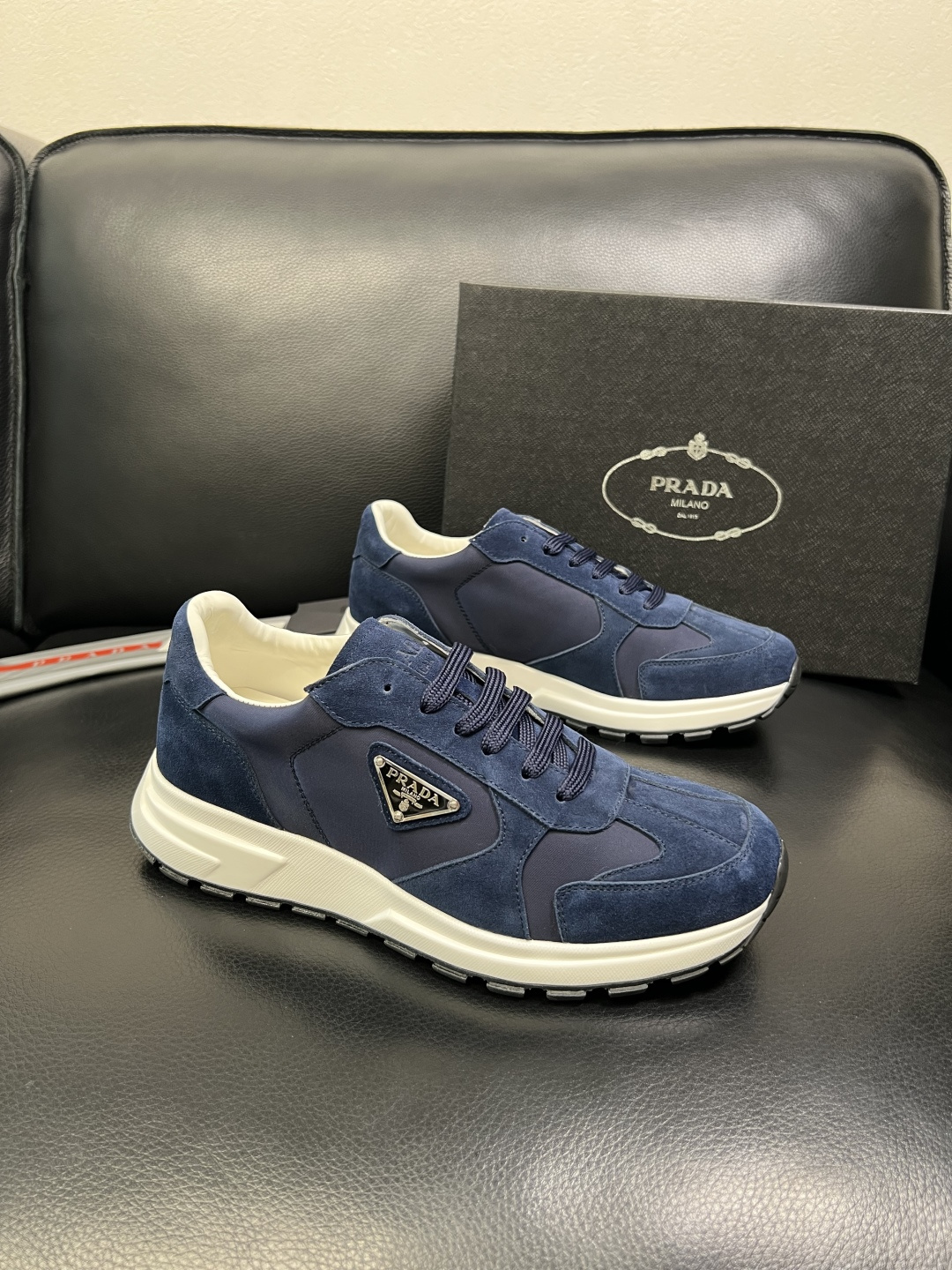 NO:589965,Prada top handicrafts, synchronized with Prada counters, original factory configuration of cowhide fabric imported from Italy, imported cowhide lining, breathable and comfortable, soles specially provided by the original factory, original factory and single goods, high quality, welcome to compare, code number 39-44 (customized 38 45),, prada, prada, cowhide19860909Prada 顶级工艺品,普拉达 专柜同步,原厂配置意大利进口牛皮面料,进口牛皮内里垫,透气舒适,鞋底原厂特供原版底,原厂跟单货 高品质 欢迎对比,码数 39-44（订做 38 45）,,prada,prada,cowhide,Men's shoes