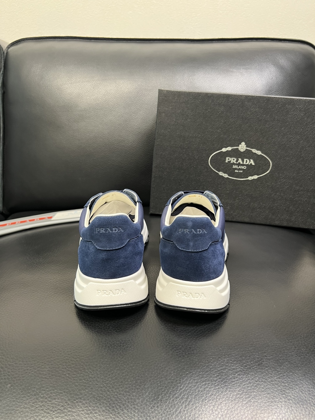 Prada 顶级工艺品，普拉达 专柜同步，原厂配置意大利进口牛皮面料，进口牛皮内里垫，透气舒适，鞋底：原