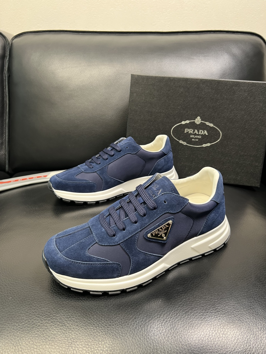 Prada 顶级工艺品，普拉达 专柜同步，原厂配置意大利进口牛皮面料，进口牛皮内里垫，透气舒适，鞋底：原