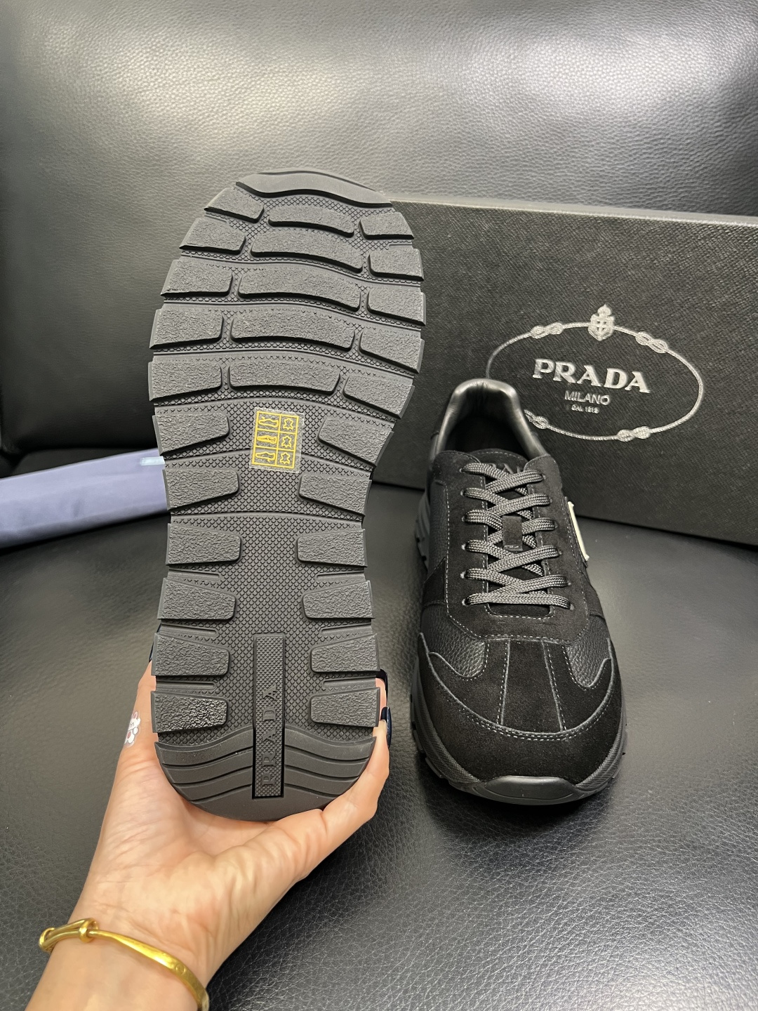 Prada 顶级工艺品，普拉达 专柜同步，原厂配置意大利进口牛皮面料，进口牛皮内里垫，透气舒适，鞋底：原