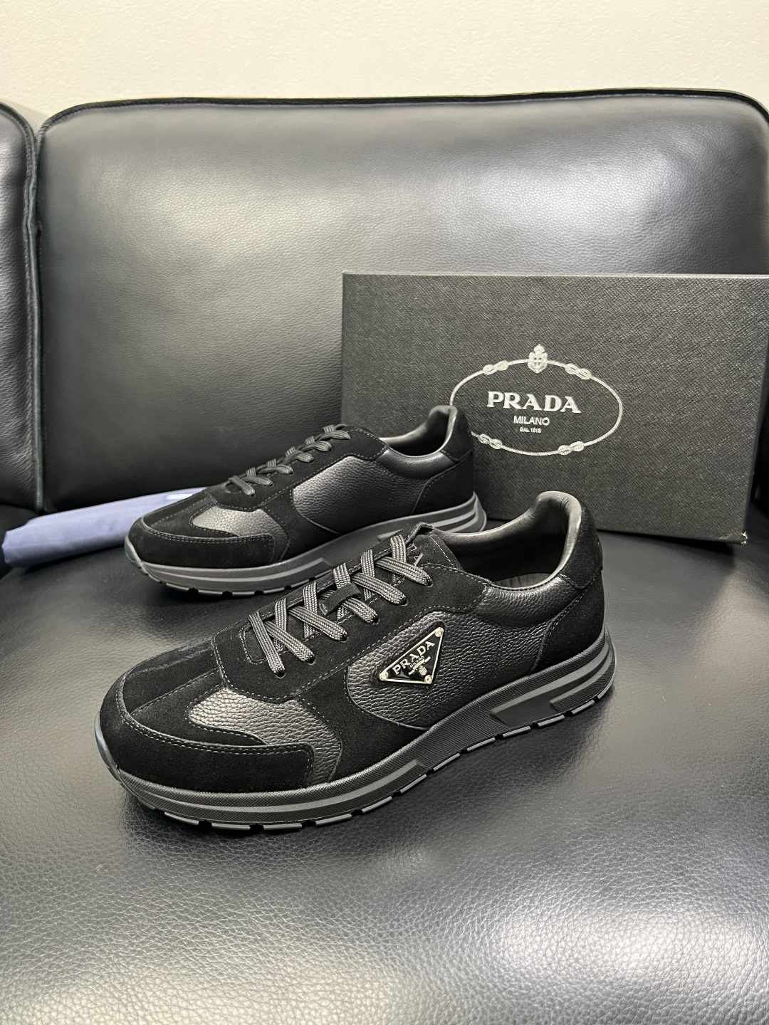 Prada 顶级工艺品，普拉达 专柜同步，原厂配置意大利进口牛皮面料，进口牛皮内里垫，透气舒适，鞋底：原