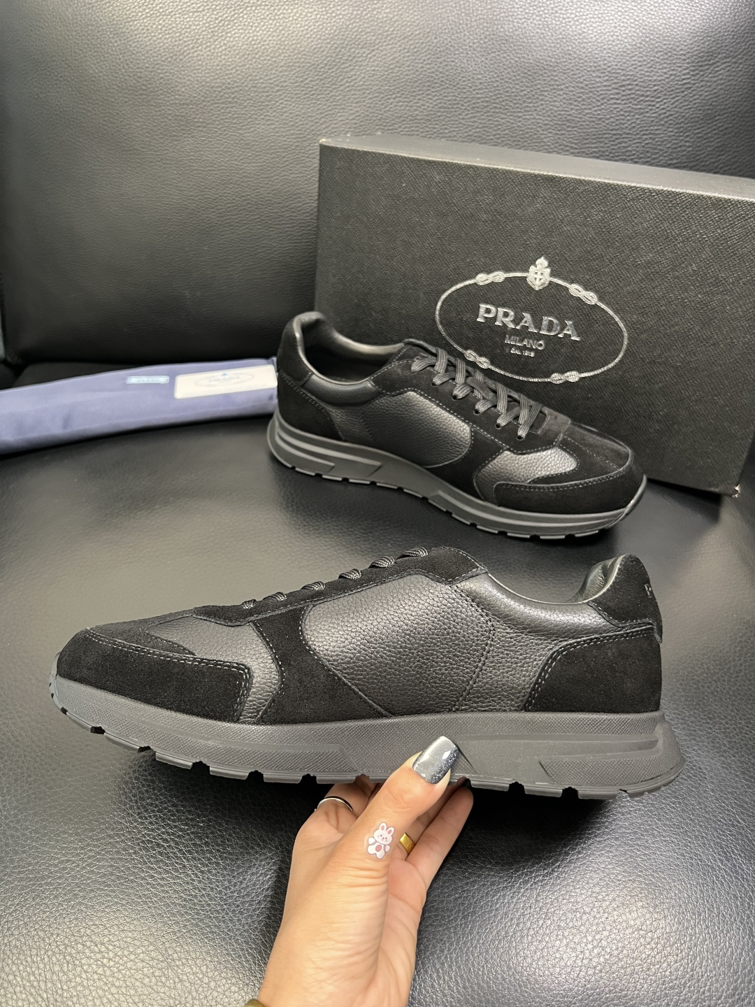 Prada 顶级工艺品，普拉达 专柜同步，原厂配置意大利进口牛皮面料，进口牛皮内里垫，透气舒适，鞋底：原