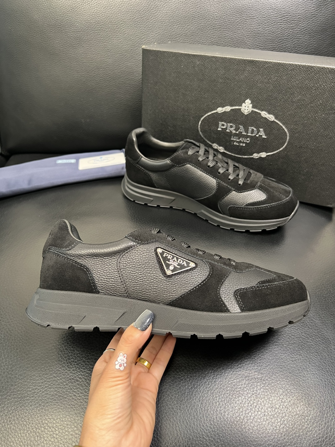 Prada 顶级工艺品，普拉达 专柜同步，原厂配置意大利进口牛皮面料，进口牛皮内里垫，透气舒适，鞋底：原