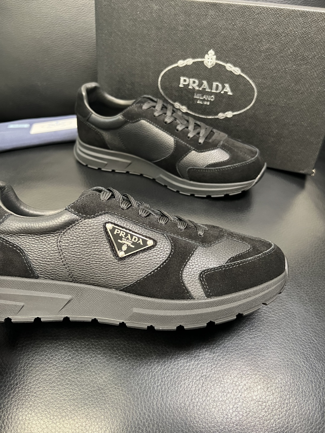 Prada 顶级工艺品，普拉达 专柜同步，原厂配置意大利进口牛皮面料，进口牛皮内里垫，透气舒适，鞋底：原