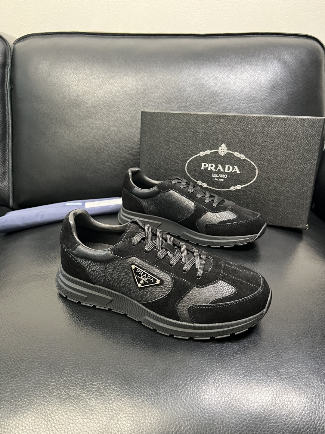 Prada 顶级工艺品，普拉达 专柜同步，原厂配置意大利进口牛皮面料，进口牛皮内里垫，透气舒适，鞋底：原