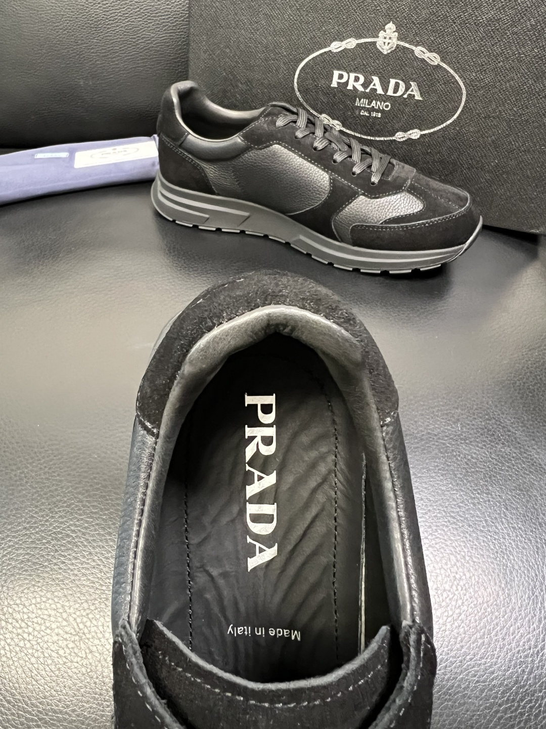 Prada 顶级工艺品，普拉达 专柜同步，原厂配置意大利进口牛皮面料，进口牛皮内里垫，透气舒适，鞋底：原