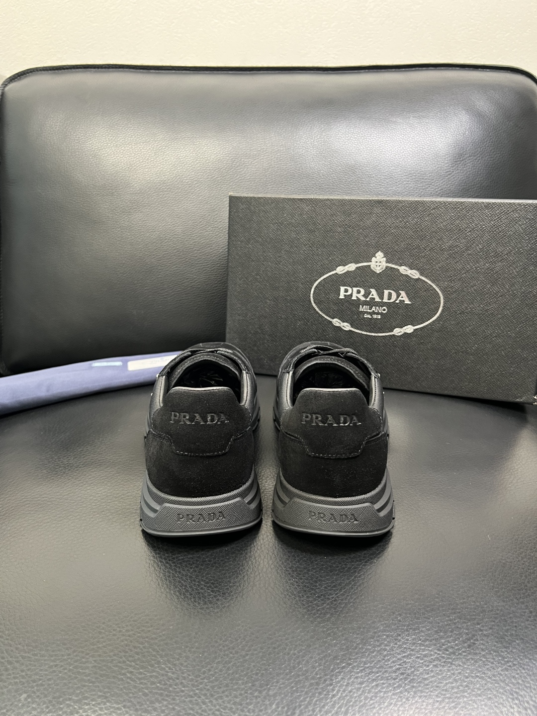 Prada 顶级工艺品，普拉达 专柜同步，原厂配置意大利进口牛皮面料，进口牛皮内里垫，透气舒适，鞋底：原