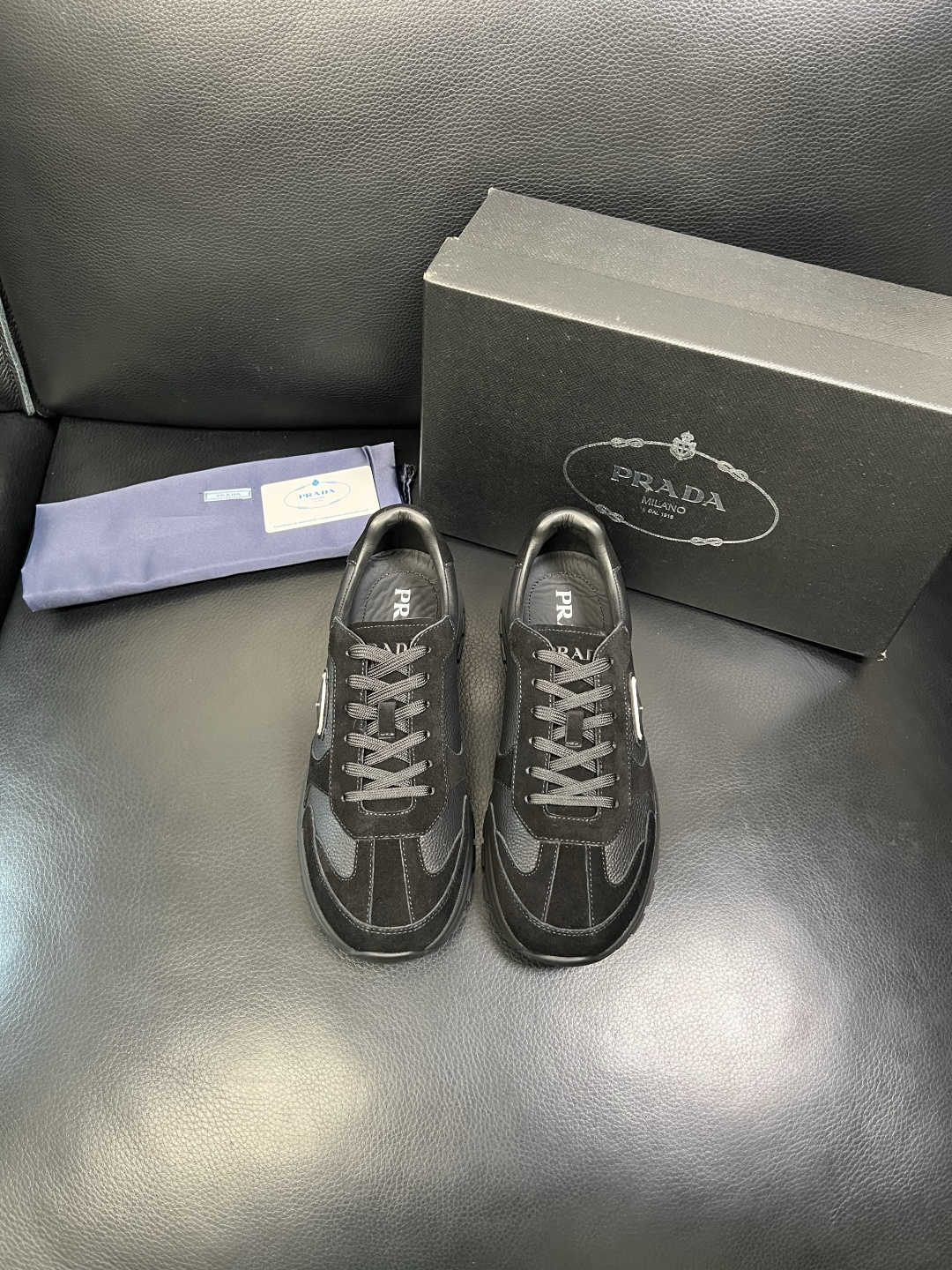 Prada 顶级工艺品，普拉达 专柜同步，原厂配置意大利进口牛皮面料，进口牛皮内里垫，透气舒适，鞋底：原