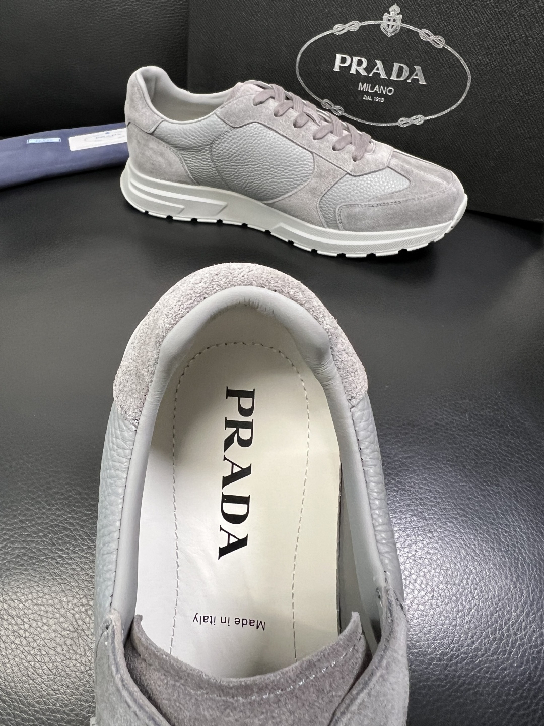 Prada 顶级工艺品，普拉达 专柜同步，原厂配置意大利进口牛皮面料，进口牛皮内里垫，透气舒适，鞋底：原