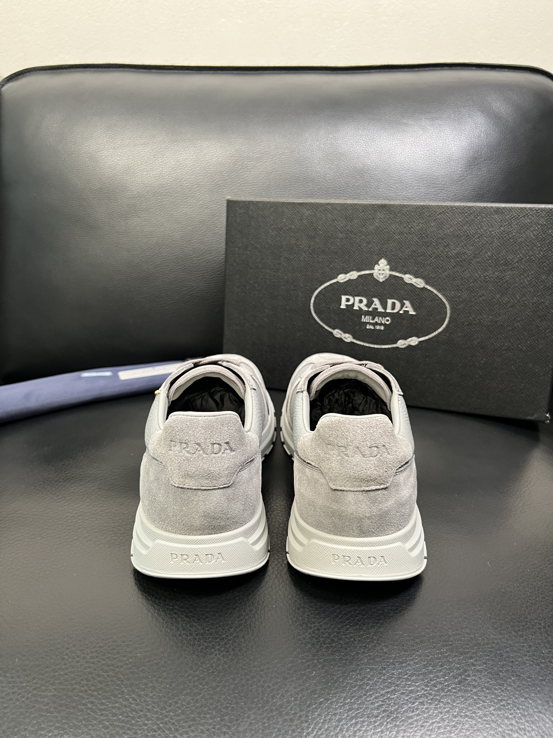 Prada 顶级工艺品，普拉达 专柜同步，原厂配置意大利进口牛皮面料，进口牛皮内里垫，透气舒适，鞋底：原