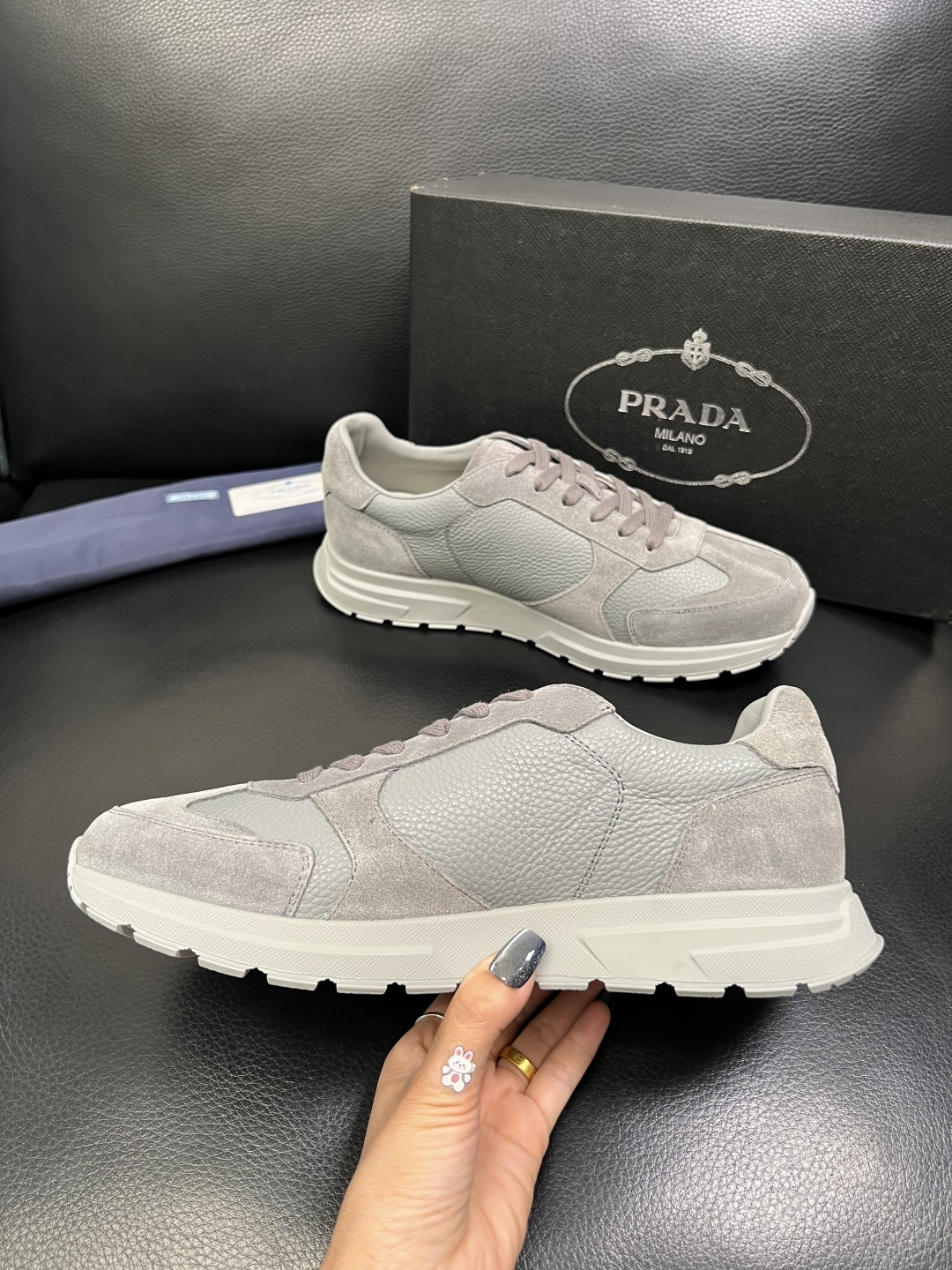 Prada 顶级工艺品，普拉达 专柜同步，原厂配置意大利进口牛皮面料，进口牛皮内里垫，透气舒适，鞋底：原