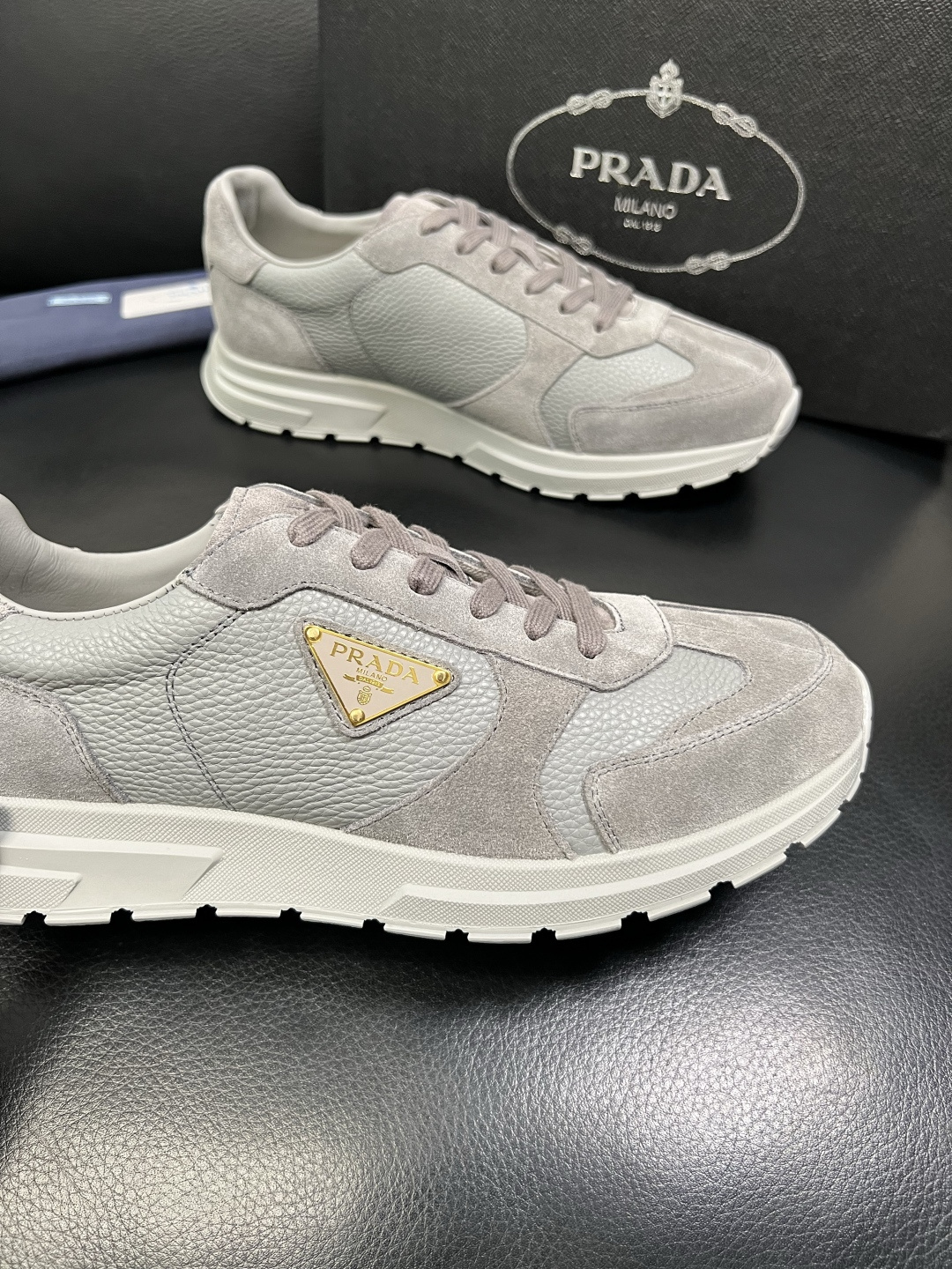 Prada 顶级工艺品，普拉达 专柜同步，原厂配置意大利进口牛皮面料，进口牛皮内里垫，透气舒适，鞋底：原