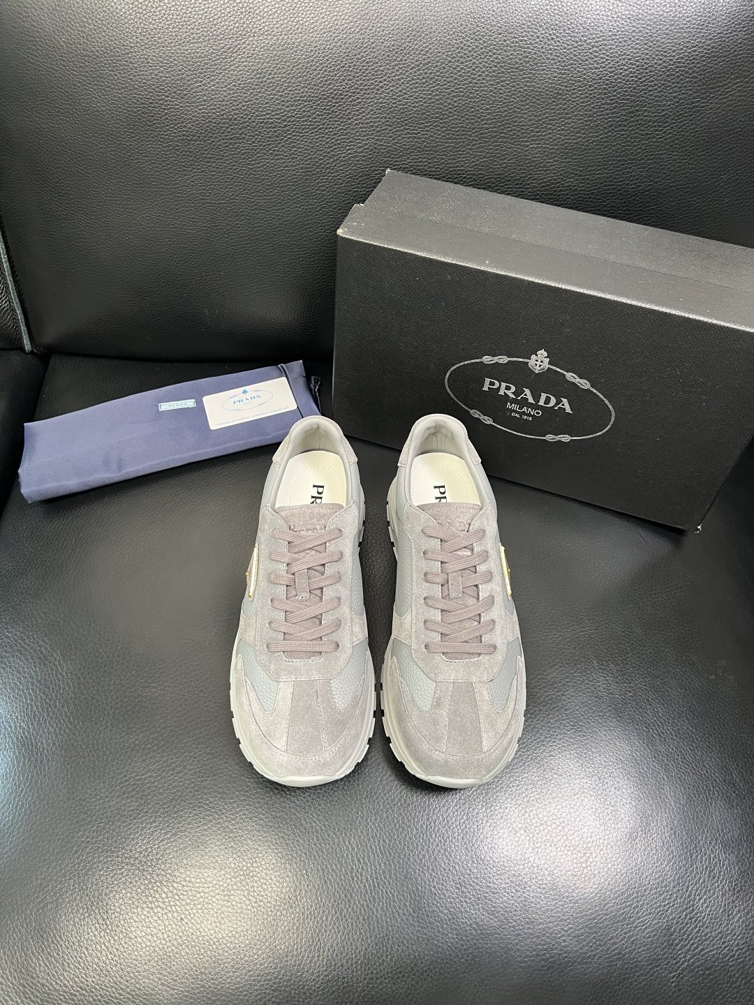 Prada 顶级工艺品，普拉达 专柜同步，原厂配置意大利进口牛皮面料，进口牛皮内里垫，透气舒适，鞋底：原