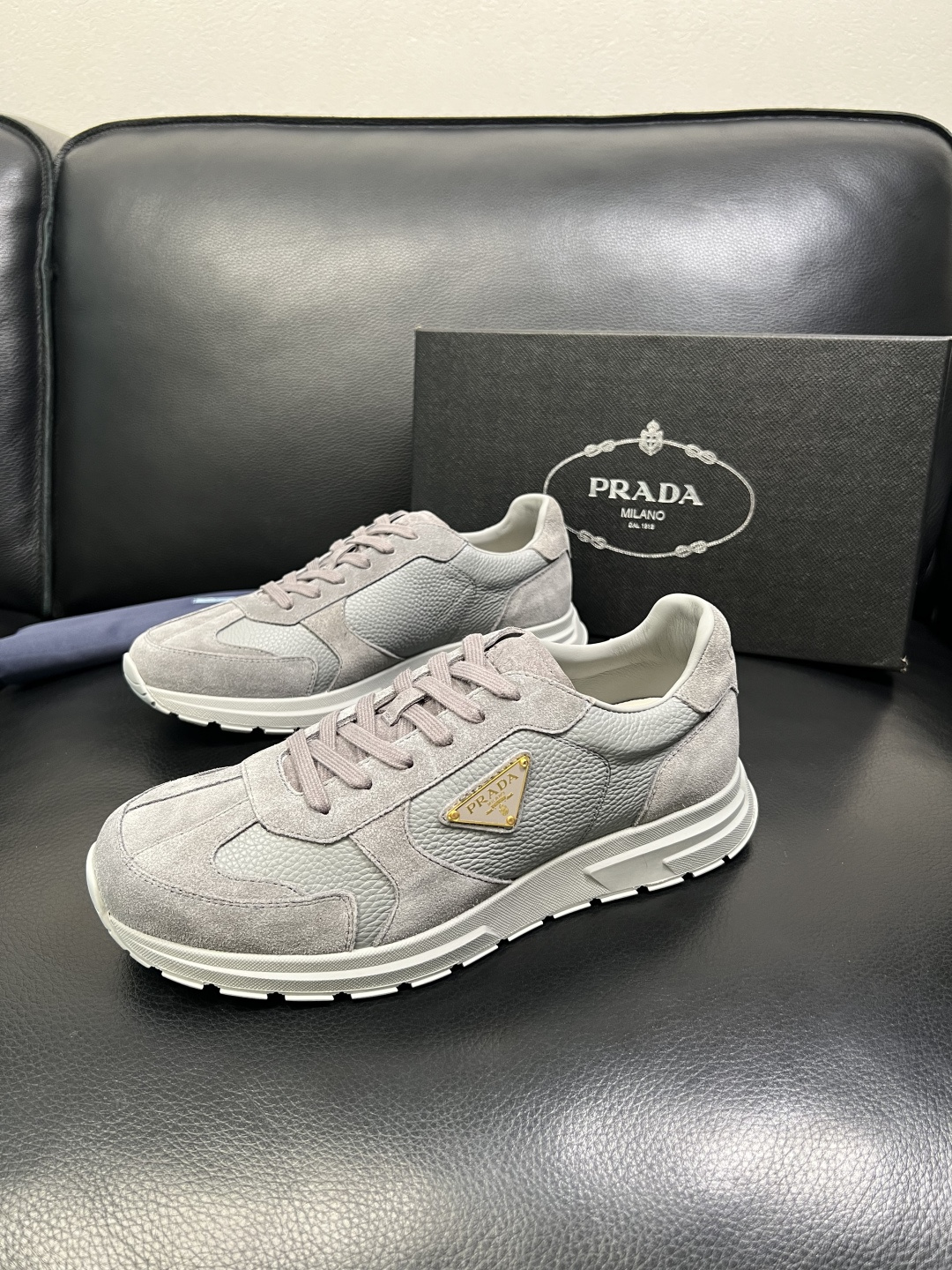 Prada 顶级工艺品，普拉达 专柜同步，原厂配置意大利进口牛皮面料，进口牛皮内里垫，透气舒适，鞋底：原