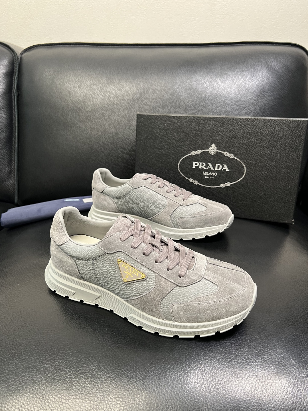 Prada 顶级工艺品，普拉达 专柜同步，原厂配置意大利进口牛皮面料，进口牛皮内里垫，透气舒适，鞋底：原