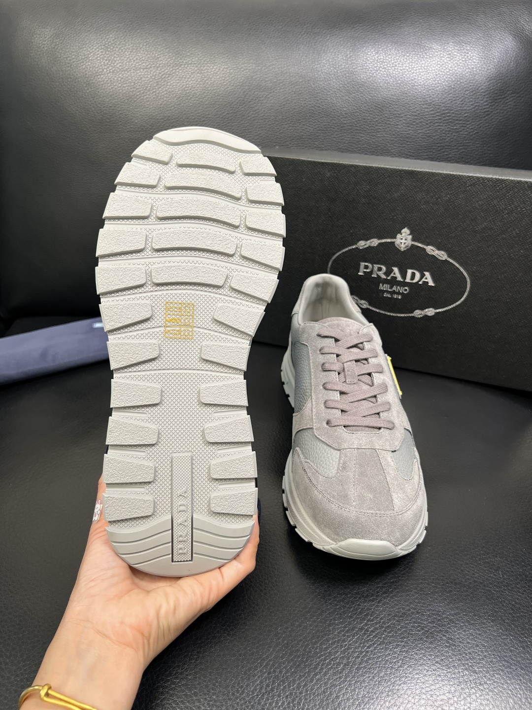 Prada 顶级工艺品，普拉达 专柜同步，原厂配置意大利进口牛皮面料，进口牛皮内里垫，透气舒适，鞋底：原