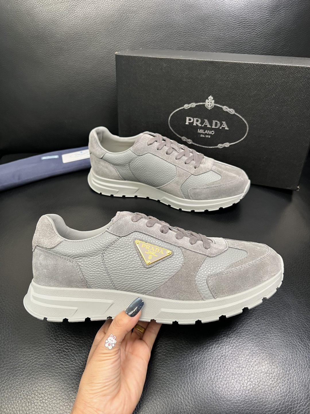 Prada 顶级工艺品，普拉达 专柜同步，原厂配置意大利进口牛皮面料，进口牛皮内里垫，透气舒适，鞋底：原