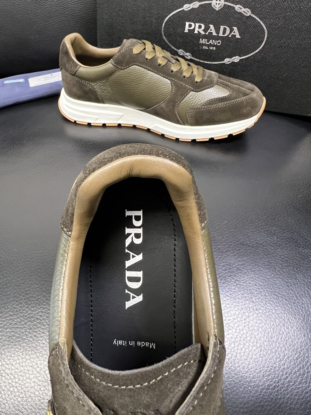 Prada 顶级工艺品，普拉达 专柜同步，原厂配置意大利进口牛皮面料，进口牛皮内里垫，透气舒适，鞋底：原