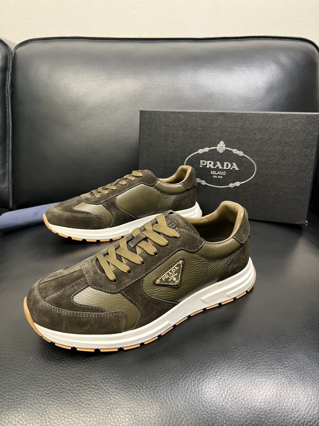 Prada 顶级工艺品，普拉达 专柜同步，原厂配置意大利进口牛皮面料，进口牛皮内里垫，透气舒适，鞋底：原