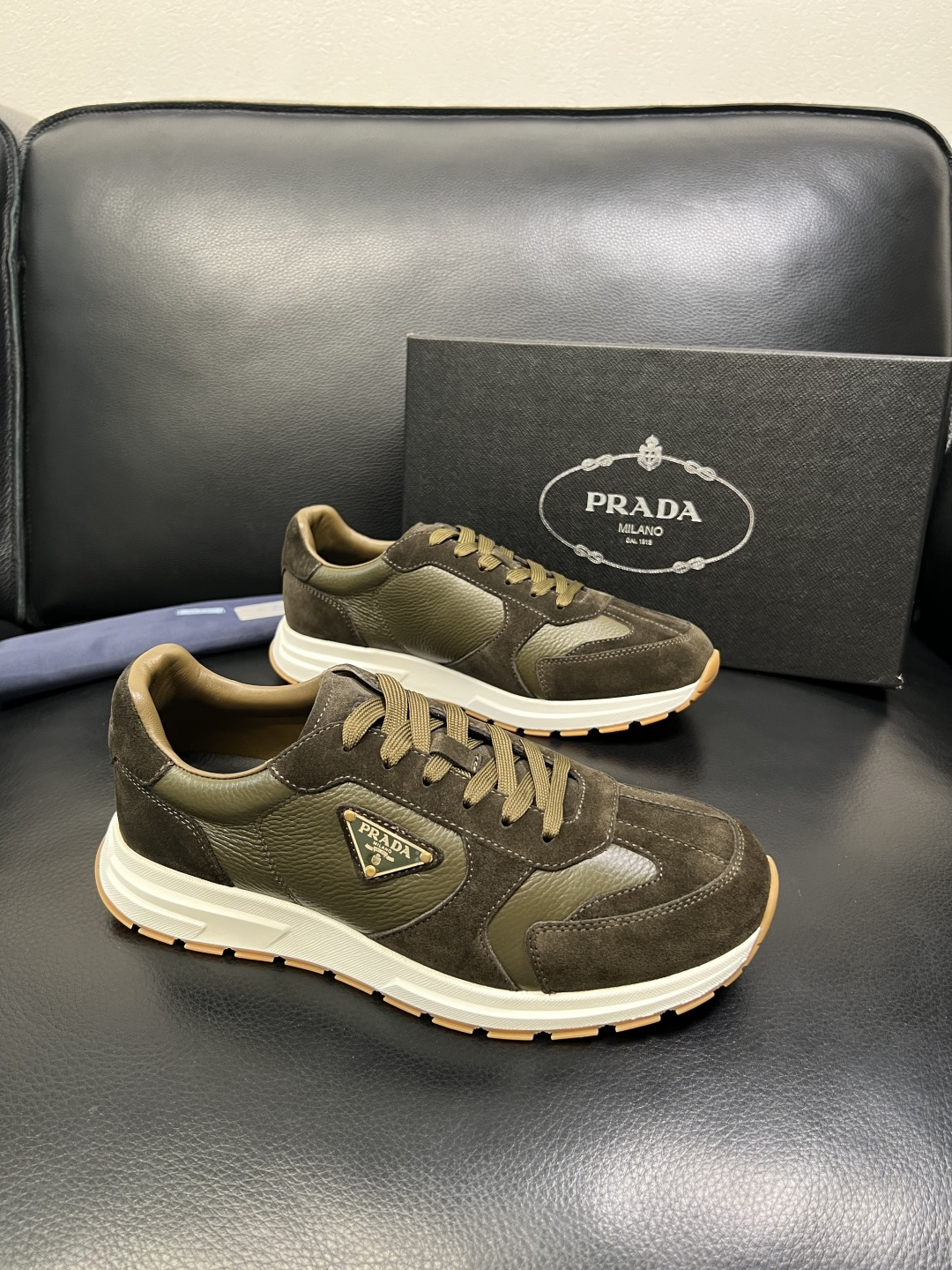 Prada 顶级工艺品，普拉达 专柜同步，原厂配置意大利进口牛皮面料，进口牛皮内里垫，透气舒适，鞋底：原