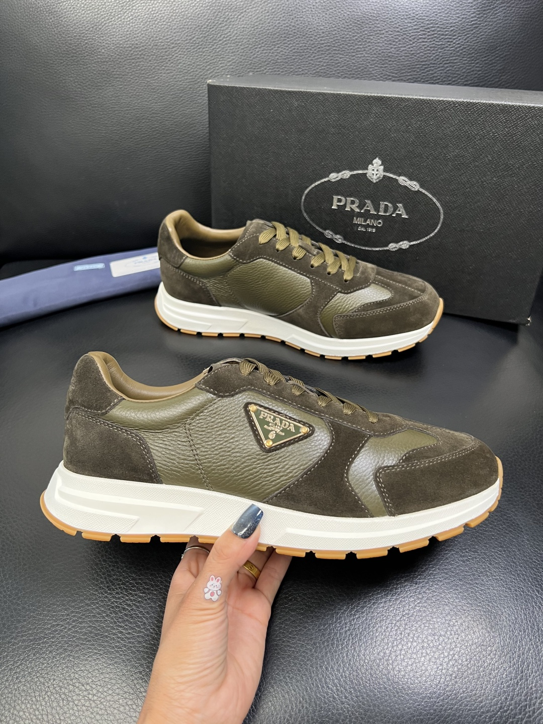 Prada 顶级工艺品，普拉达 专柜同步，原厂配置意大利进口牛皮面料，进口牛皮内里垫，透气舒适，鞋底：原
