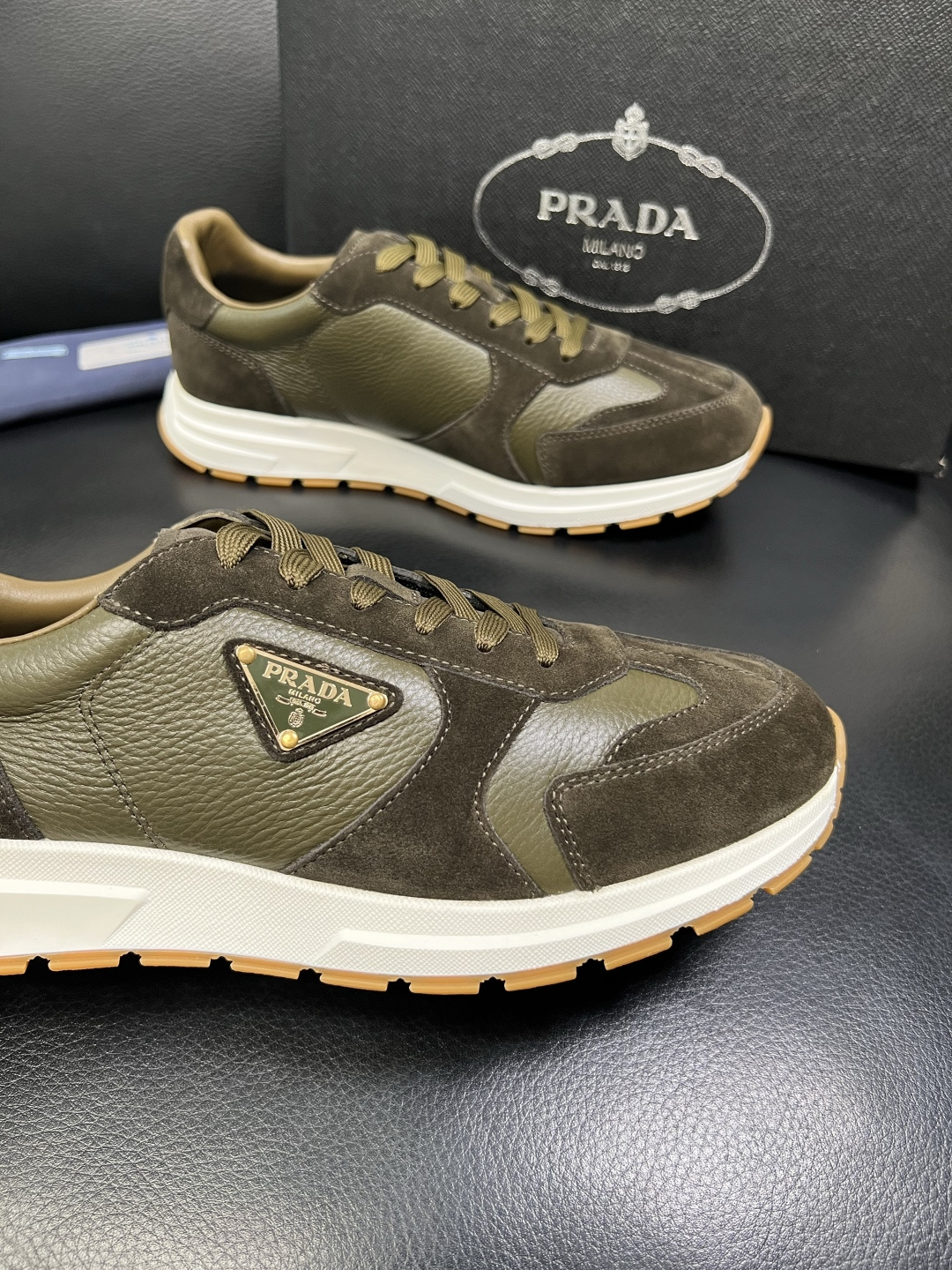 Prada 顶级工艺品，普拉达 专柜同步，原厂配置意大利进口牛皮面料，进口牛皮内里垫，透气舒适，鞋底：原