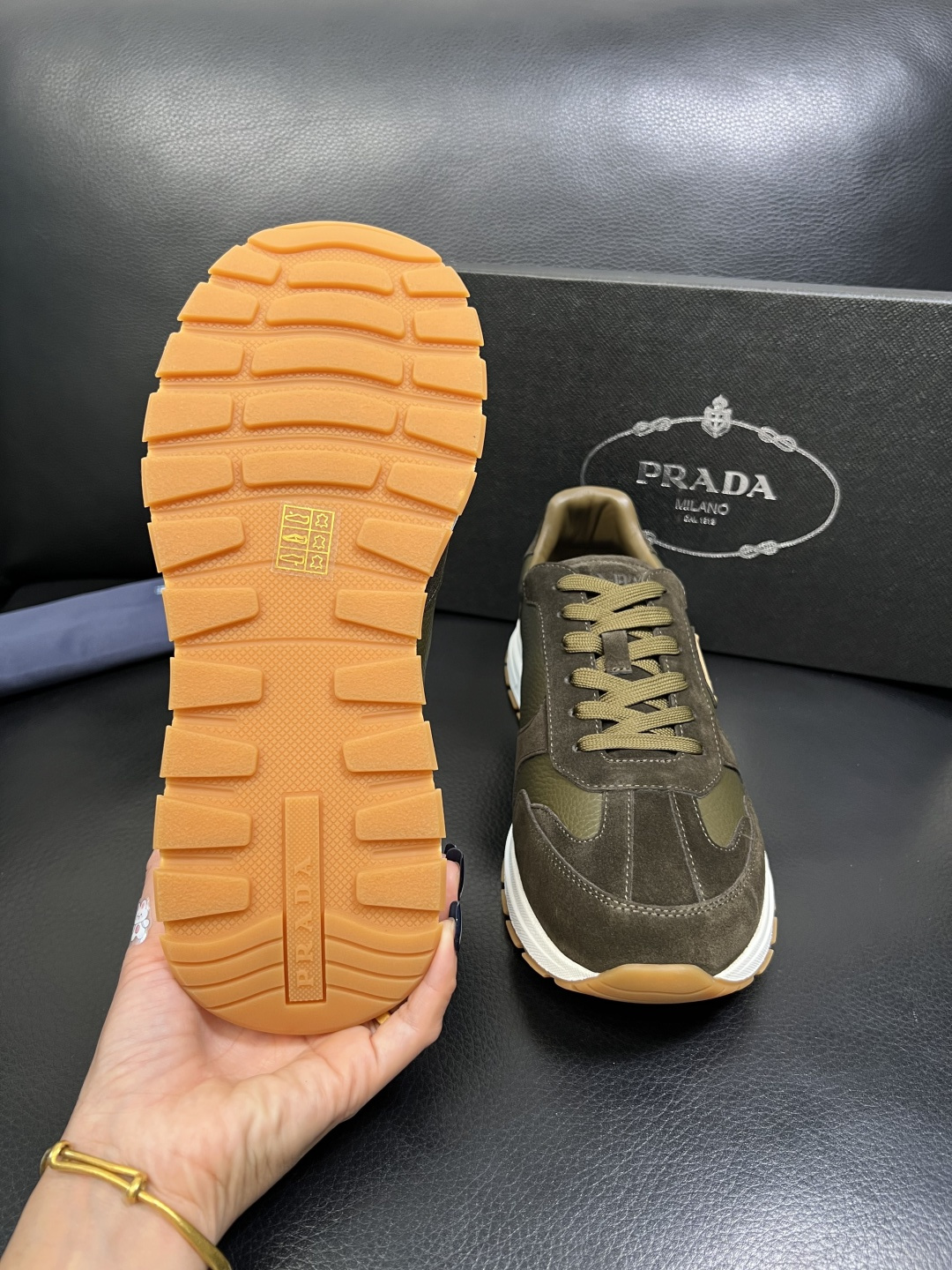 Prada 顶级工艺品，普拉达 专柜同步，原厂配置意大利进口牛皮面料，进口牛皮内里垫，透气舒适，鞋底：原