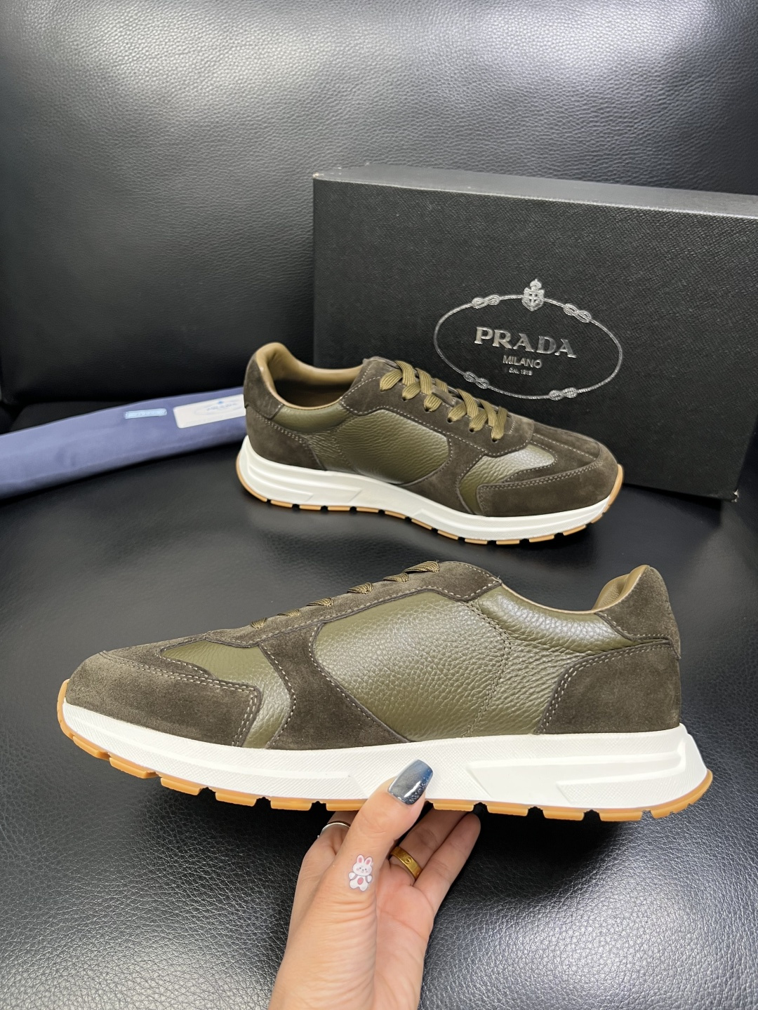 Prada 顶级工艺品，普拉达 专柜同步，原厂配置意大利进口牛皮面料，进口牛皮内里垫，透气舒适，鞋底：原