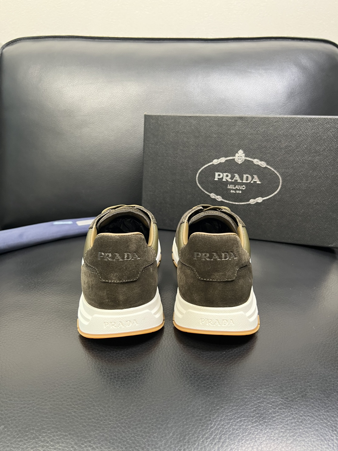 Prada 顶级工艺品，普拉达 专柜同步，原厂配置意大利进口牛皮面料，进口牛皮内里垫，透气舒适，鞋底：原