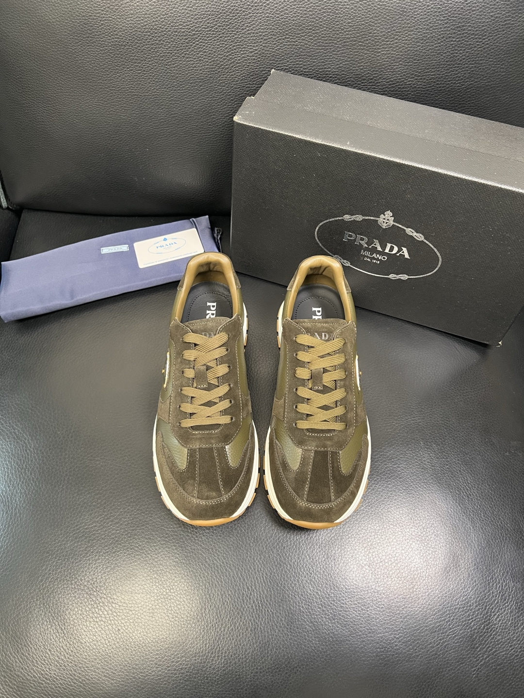 Prada 顶级工艺品，普拉达 专柜同步，原厂配置意大利进口牛皮面料，进口牛皮内里垫，透气舒适，鞋底：原