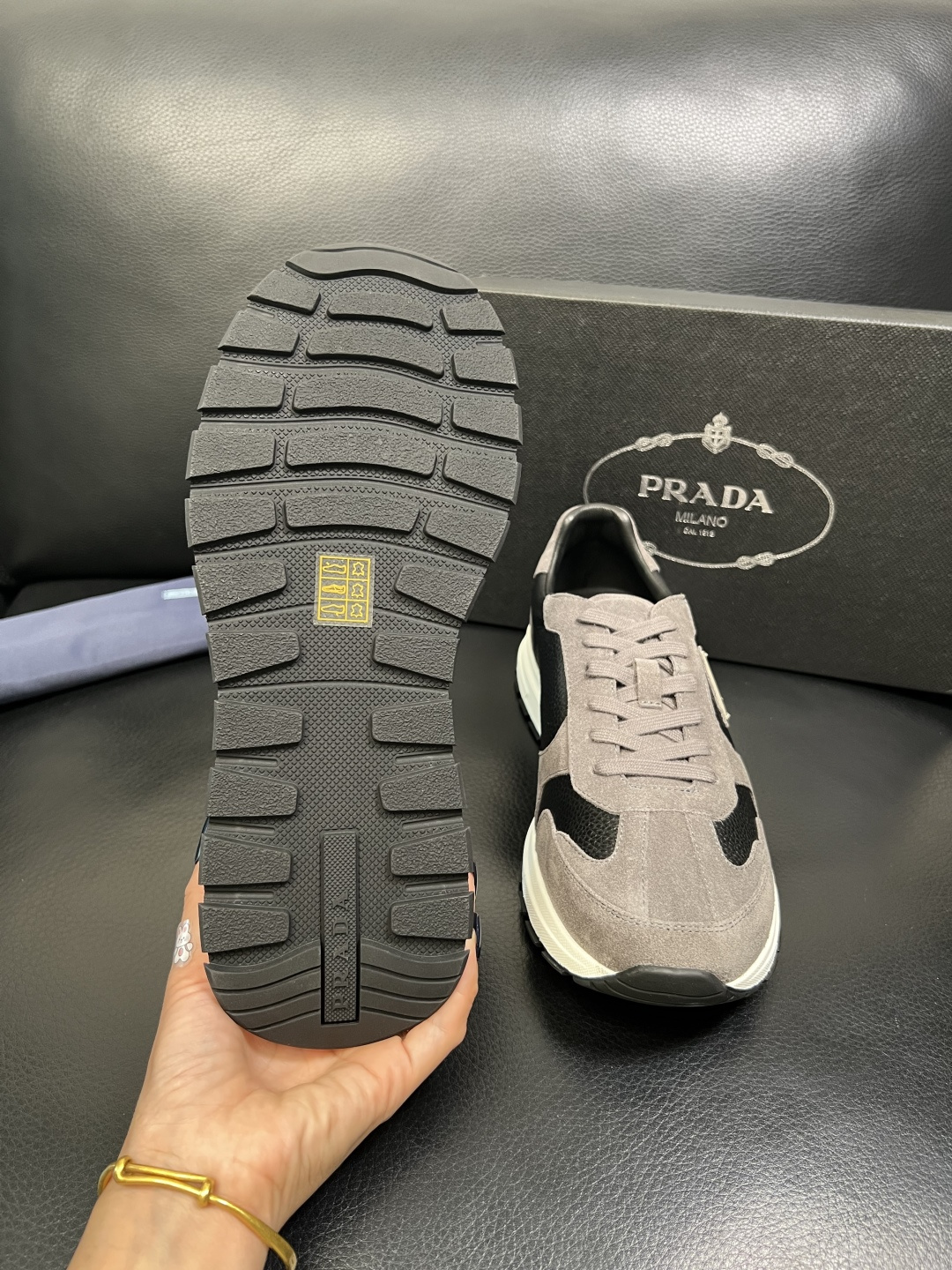 Prada 顶级工艺品，普拉达 专柜同步，原厂配置意大利进口牛皮面料，进口牛皮内里垫，透气舒适，鞋底：原