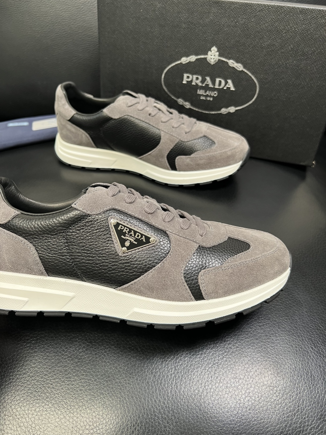 Prada 顶级工艺品，普拉达 专柜同步，原厂配置意大利进口牛皮面料，进口牛皮内里垫，透气舒适，鞋底：原