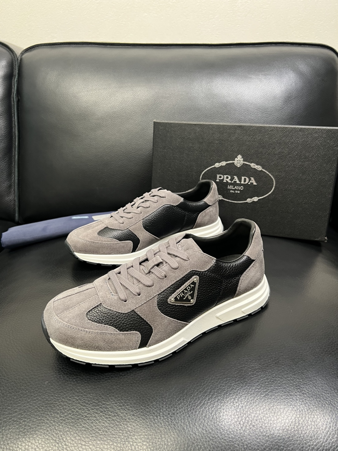 Prada 顶级工艺品，普拉达 专柜同步，原厂配置意大利进口牛皮面料，进口牛皮内里垫，透气舒适，鞋底：原