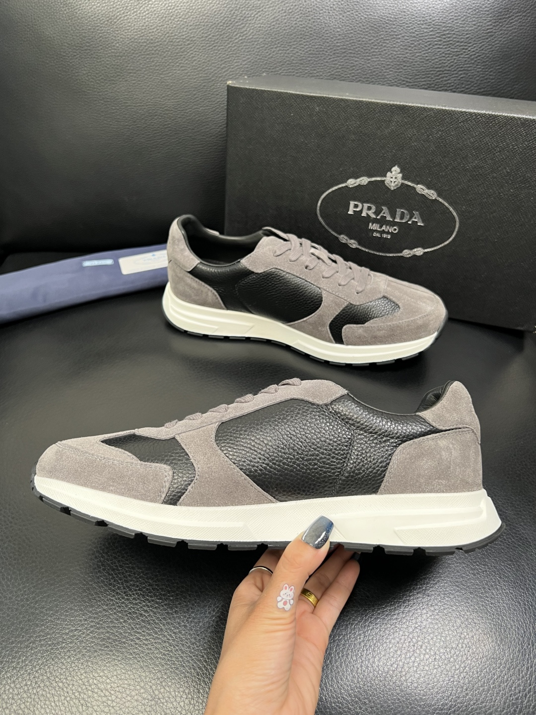 Prada 顶级工艺品，普拉达 专柜同步，原厂配置意大利进口牛皮面料，进口牛皮内里垫，透气舒适，鞋底：原