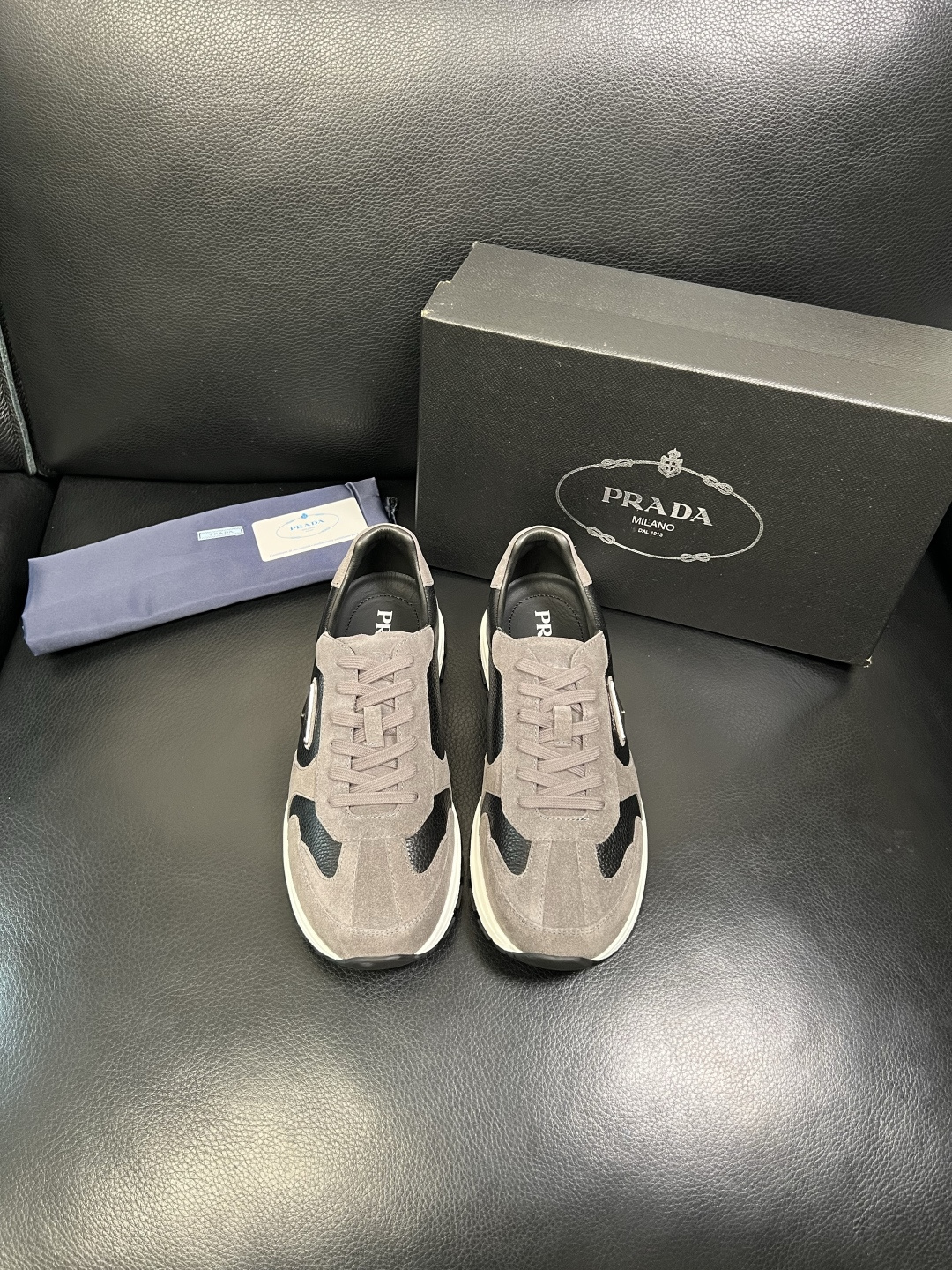 Prada 顶级工艺品，普拉达 专柜同步，原厂配置意大利进口牛皮面料，进口牛皮内里垫，透气舒适，鞋底：原