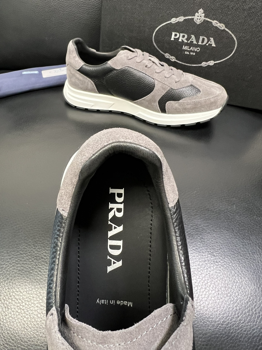 Prada 顶级工艺品，普拉达 专柜同步，原厂配置意大利进口牛皮面料，进口牛皮内里垫，透气舒适，鞋底：原