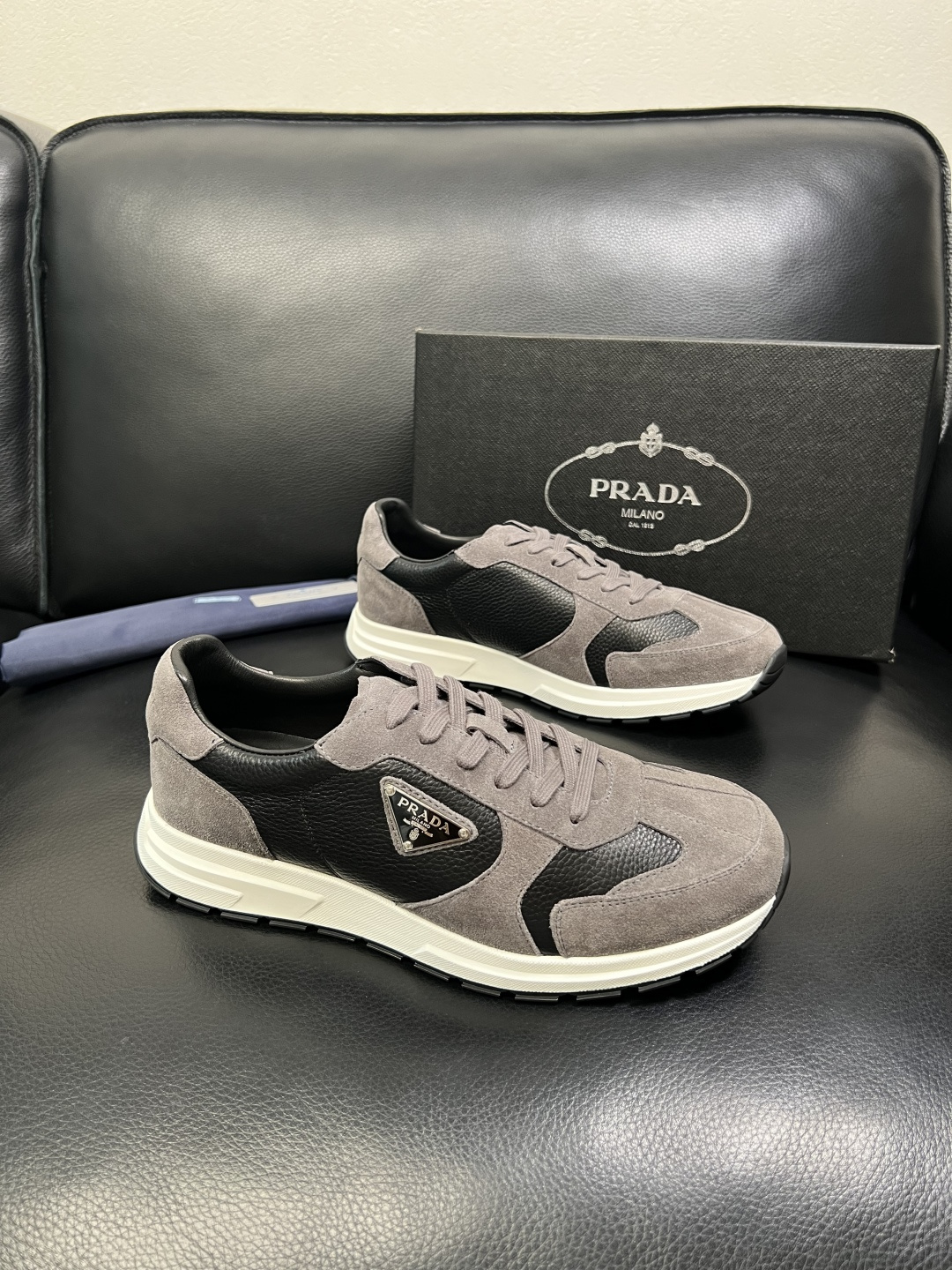 Prada 顶级工艺品，普拉达 专柜同步，原厂配置意大利进口牛皮面料，进口牛皮内里垫，透气舒适，鞋底：原